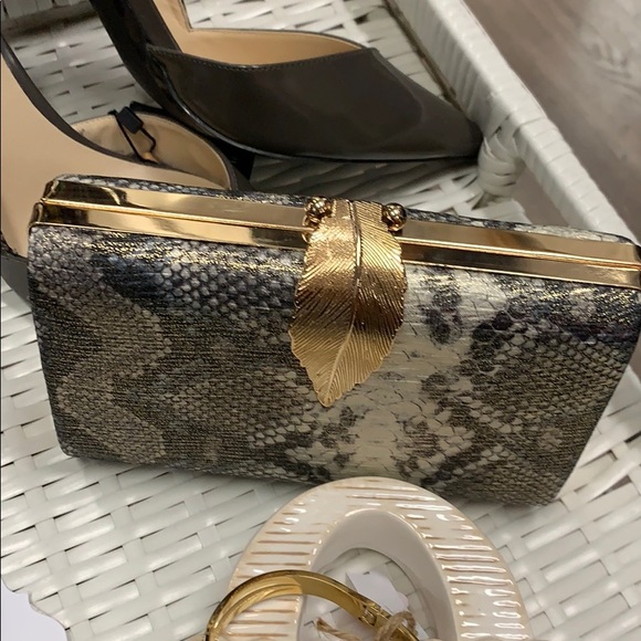 Handbags - 💥🔥🔥NWT print/ gold shimmer hard case clutch